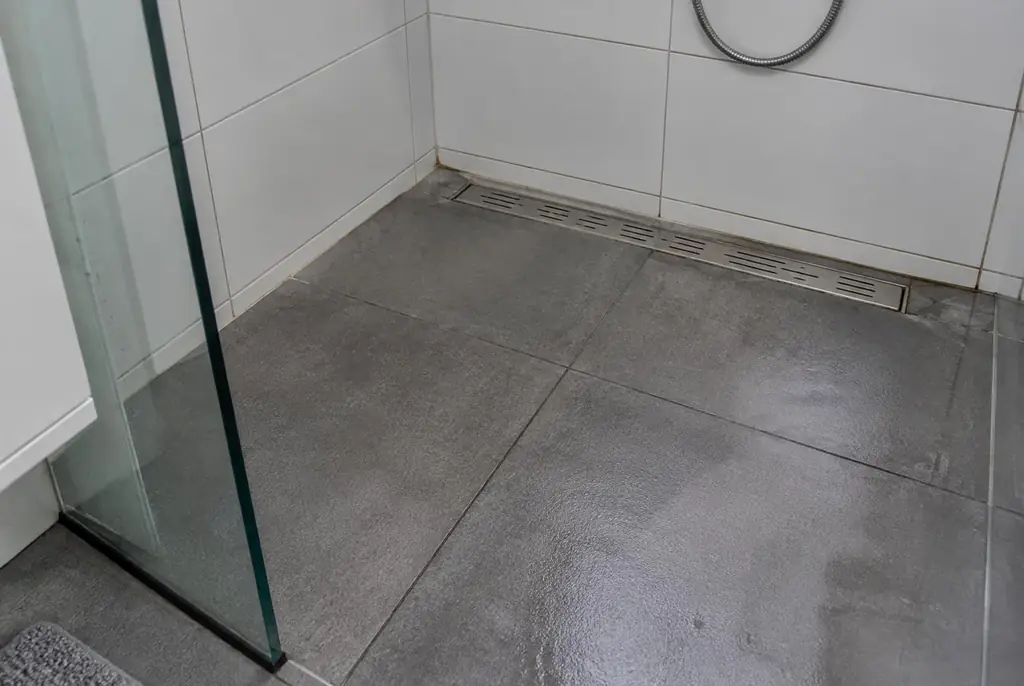 Lekdetectie Veghel – lekkende inloopdouche met natte voegen