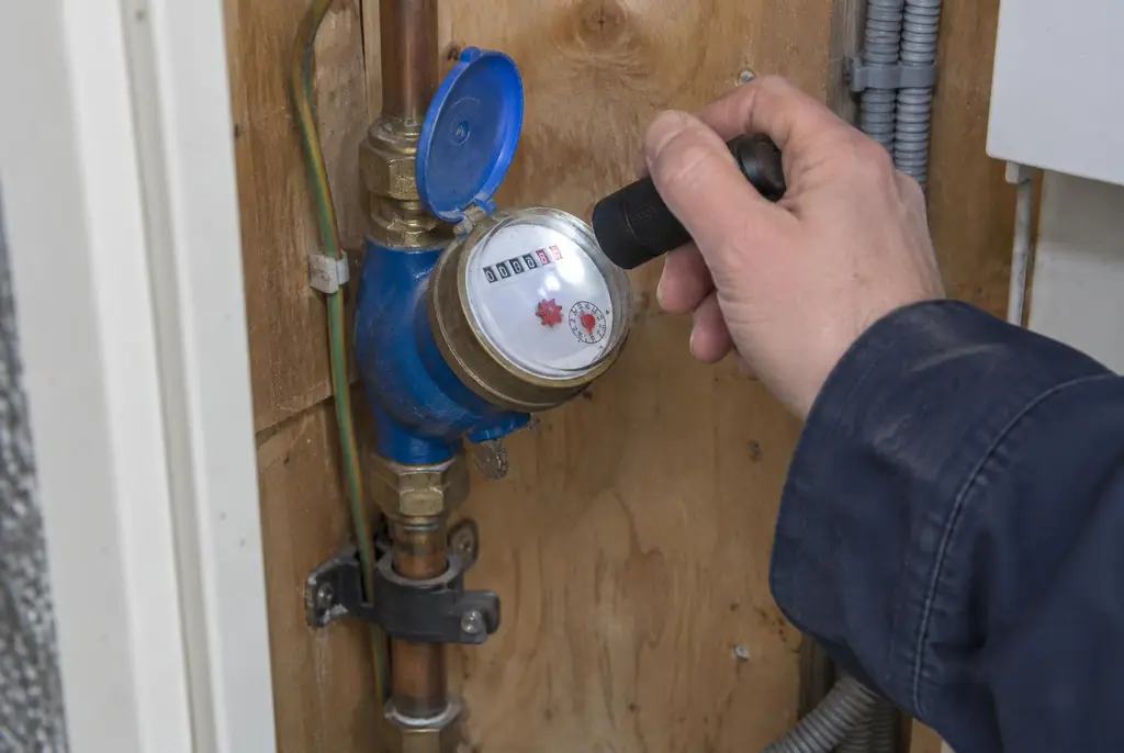 Lekdetectie Veghel – watermeter in de meterkast controleren met een zaklamp